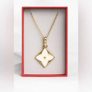 925 gold Necklace. New and come with a red box.